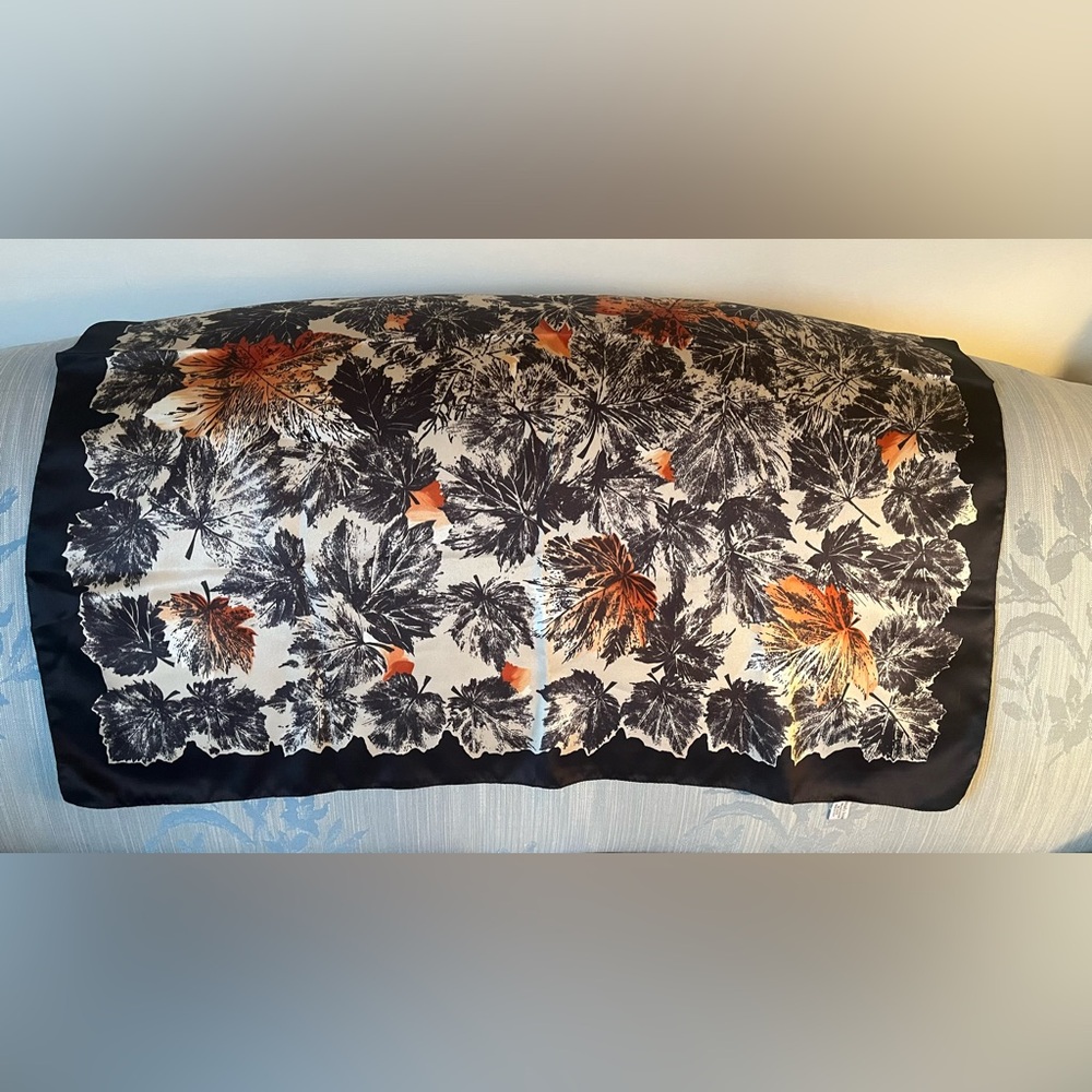 SPECIALTY HOUSE Leaf Print Square Scarf